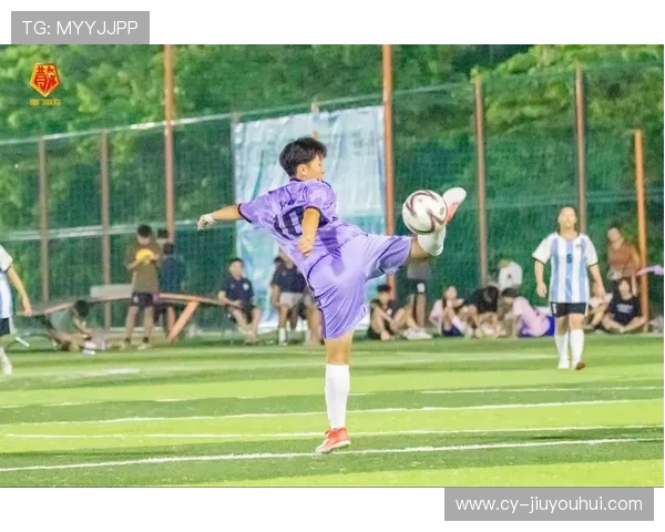 青春绿茵闪耀梦想追风的足球女孩与她的幸运足球帽 青春绿茵闪耀梦想追风的足球女孩与她的幸运足球帽