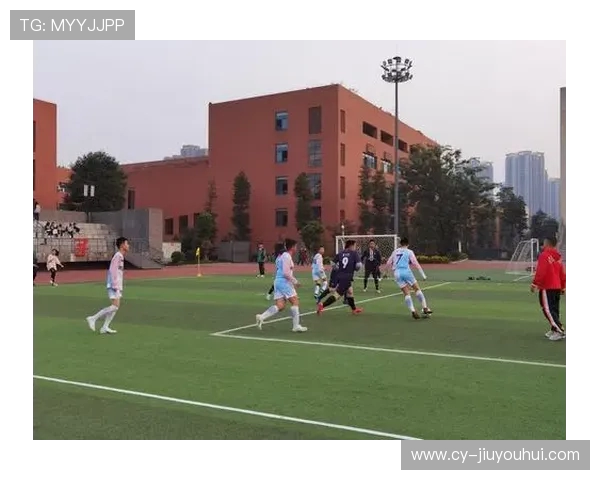 五中校庆足球赛激情开赛 球场挥洒青春热血 书写辉煌篇章